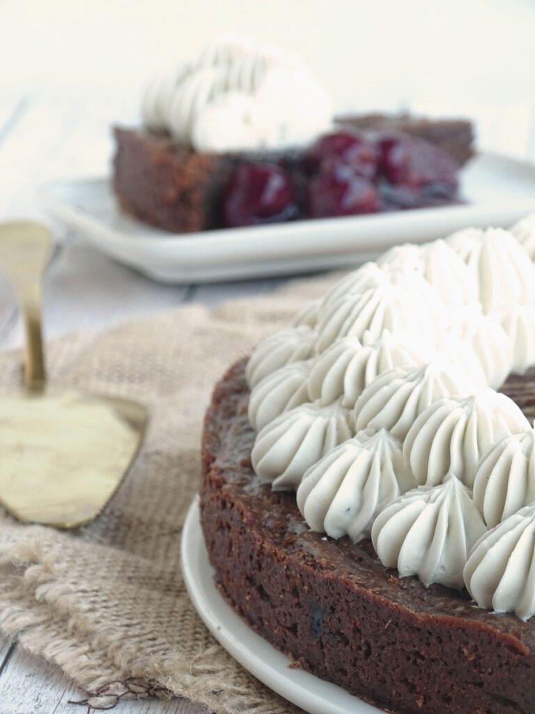 Chocolade Boterkoek Met Kersenvlaaivulling - Bakkriebels